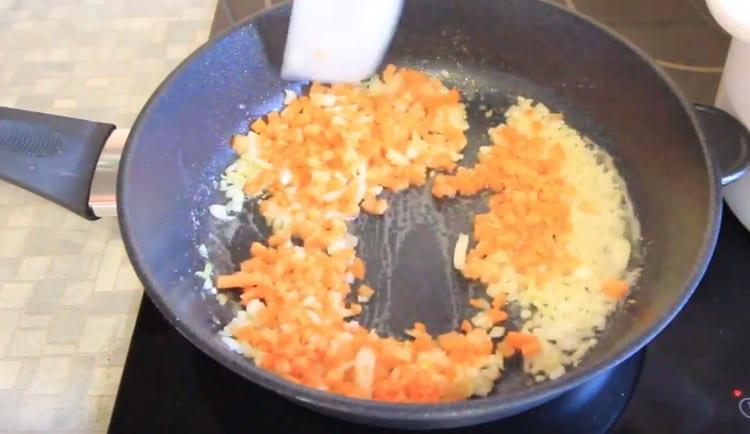 Aggiungi le carote alla cipolla e porta la frittura alla prontezza.