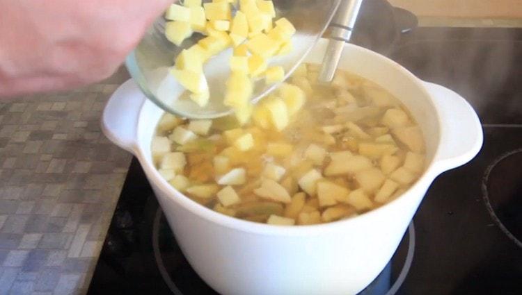 Добавете картофи към супата.