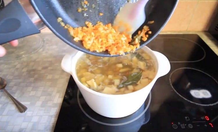 В края на готвенето изпратете печеното в супата и го изключете след 5 минути.