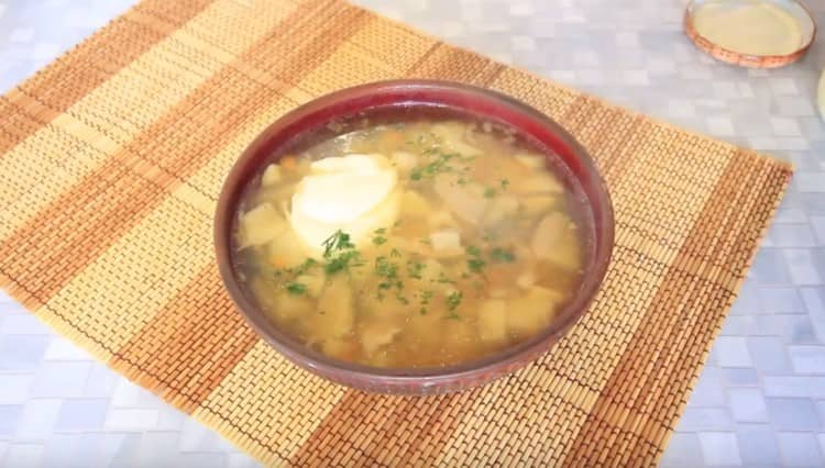 Όταν σερβίρετε σε μια σούπα μανιταριών πορτσίνι, μπορείτε να προσθέσετε ξινή κρέμα.