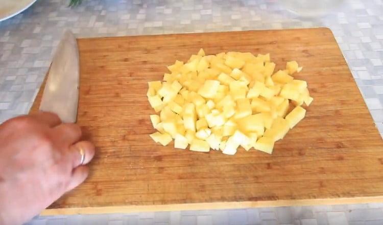 Leikkasimme perunat pieneksi noppaa.