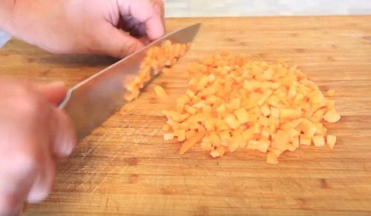Taglia la carota in un cubetto.