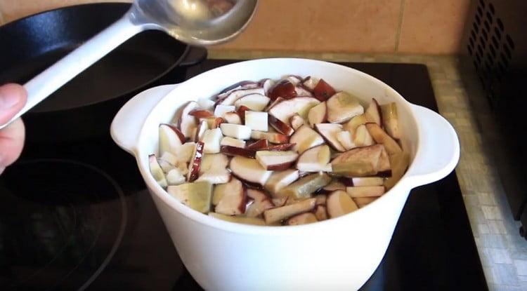 Ρίξτε μανιτάρια με νερό σε μια κατσαρόλα και βράστε.