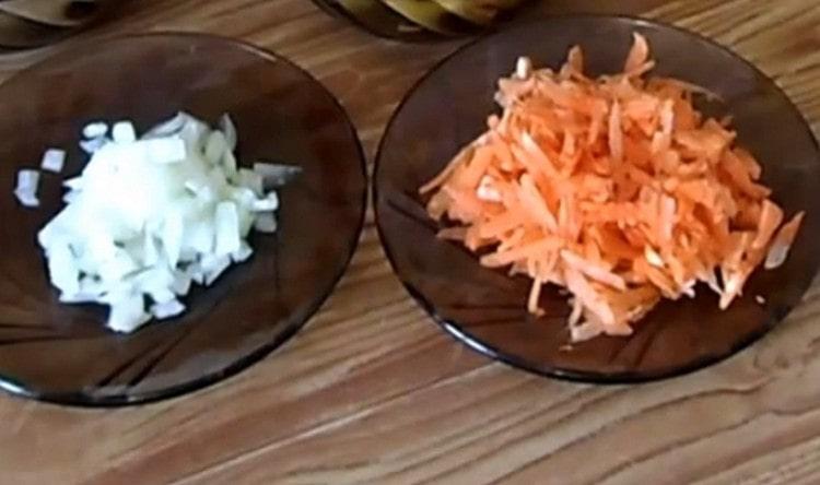 Trita le cipolle, tre carote su una grattugia.