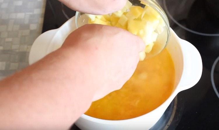 Vložte brambory do polévky.