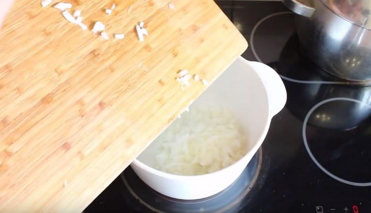 Βάλτε το κρεμμύδι στο τηγάνι και περάστε μέχρι να ροδίσουν.