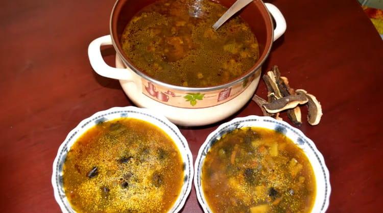 Während des Servierens können Sie der Suppe verschiedene Müsli und Nudeln hinzufügen.