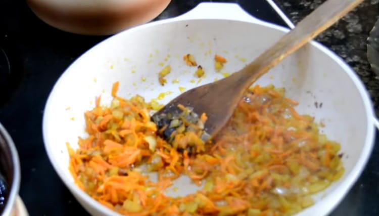 Vaření cibule a mrkev.