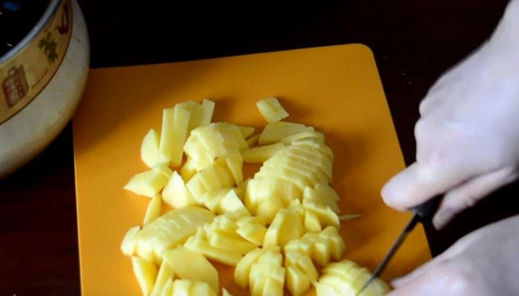 Leikkaa perunat pieniksi viipaleiksi.