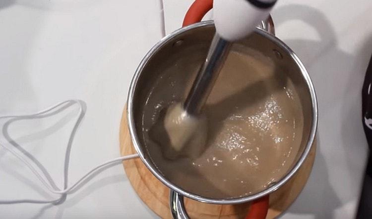 نقوم بمقاطعة الحساء النهائي باستخدام خلاط غاطس لتناسق العصير.
