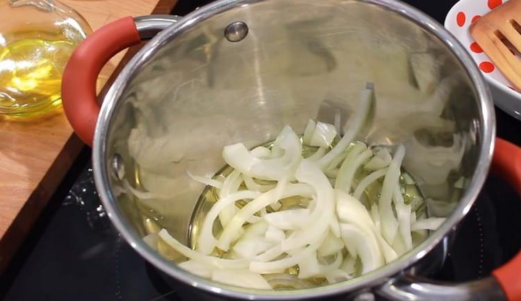 Βάλτε τα κρεμμύδια σε μια κατσαρόλα με παχύ πυθμένα και τηγανίστε μέχρι να διαφανή σε φυτικό λάδι.