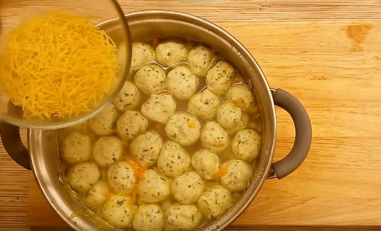 Alla fine della cottura, versare la pasta piccola nella zuppa.