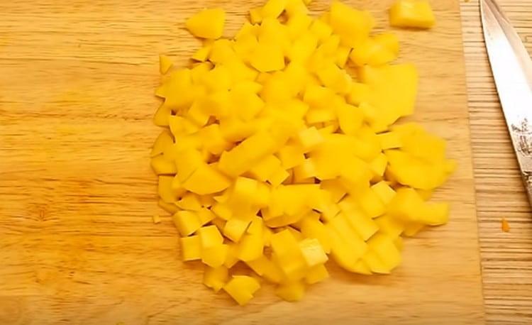 Нарежете картофите на малки парченца.