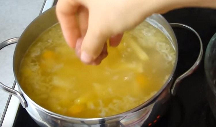 È ora di aggiungere le polpette alla zuppa.