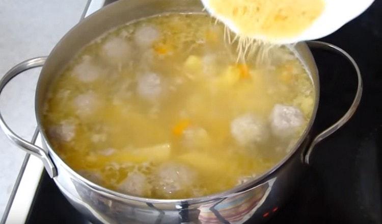 Alla fine della cottura, versare i vermicelli nella zuppa.