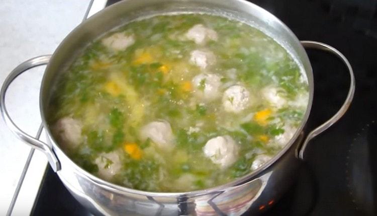 Μπορείτε επίσης να προσθέσετε ψιλοκομμένα φρέσκα βότανα στη σούπα.