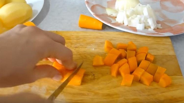 Karotten in Scheiben schneiden.