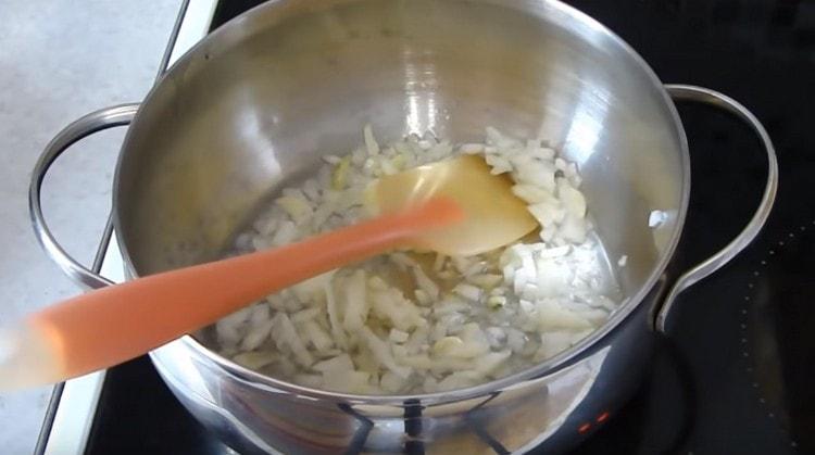Friggere la cipolla in olio vegetale direttamente in una padella con un fondo spesso.