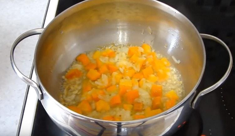 Aggiungi la carota alla cipolla.