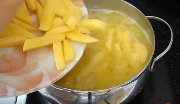 ضعي البطاطا في الحساء.