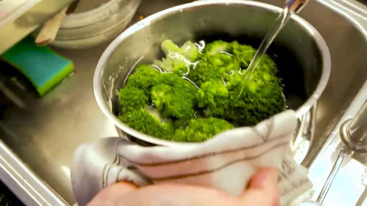 Broccoli freddi per preparare la zuppa di polpette di tacchino