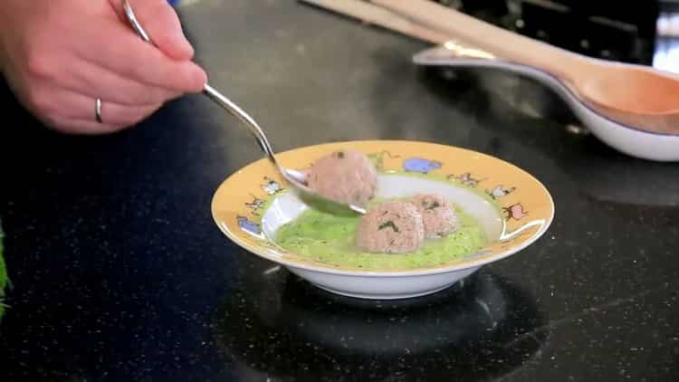 Köstliche Truthahn-Fleischklöschensuppe bereit