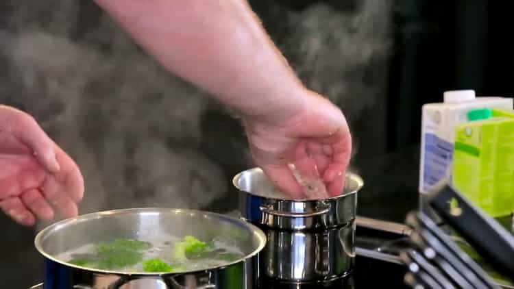 Fai bollire la carne tritata per preparare la zuppa di polpette di tacchino