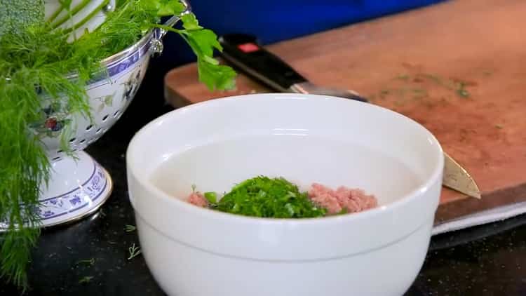 لطهي حساء اللحم الديك الرومي ، يقطع الخضر