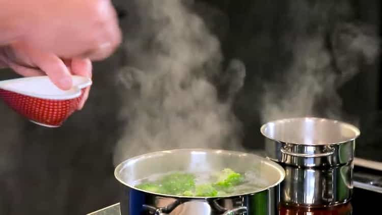 Fai bollire i broccoli per preparare la zuppa di polpette di tacchino
