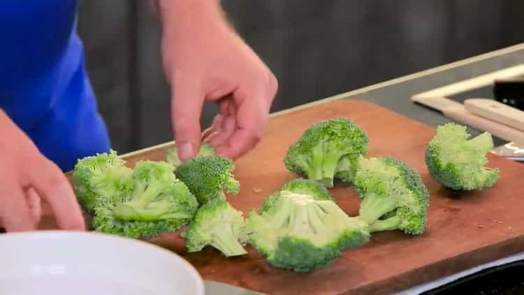 A pulyka húsgombóc leves elkészítéséhez vágjuk brokkolit