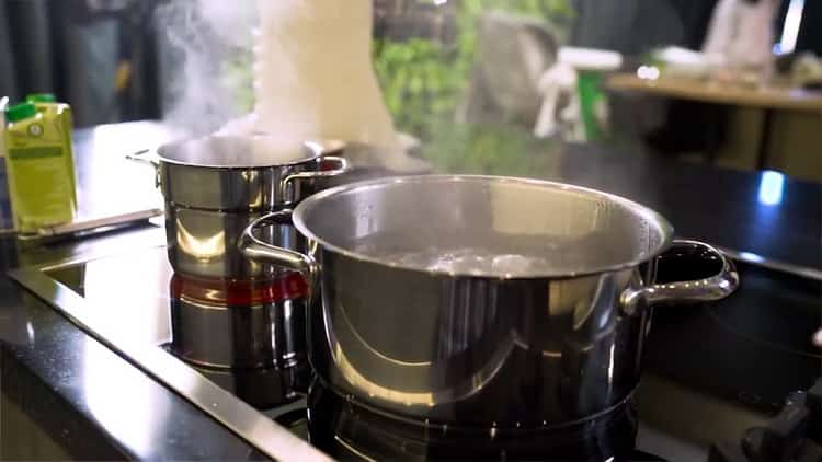 Stellen Sie einen Topf mit kochendem Wasser auf, um Putenfleischbällchensuppe zuzubereiten