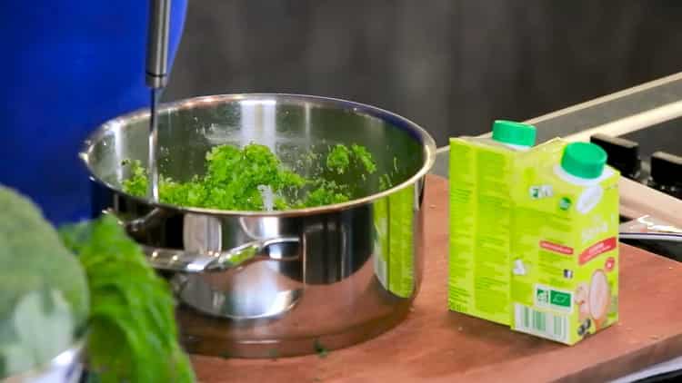 Csiszolja a brokkolit, hogy pulyka húsgombóc levest készítsen