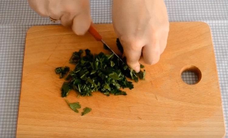 Pinong tumaga ang cilantro.