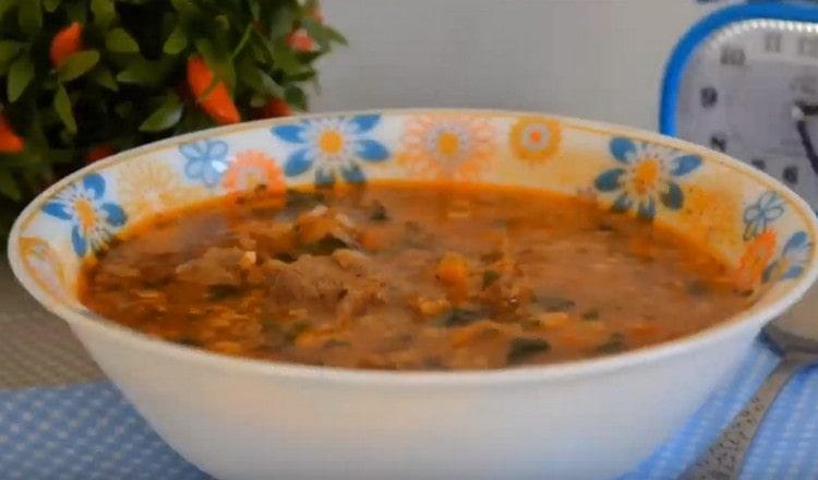 Δοκιμάστε αυτή τη συνταγή για μια πλούσια αρνίσια kharcho σούπα.