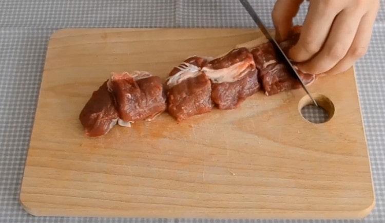 قطع اللحم إلى قطع صغيرة.