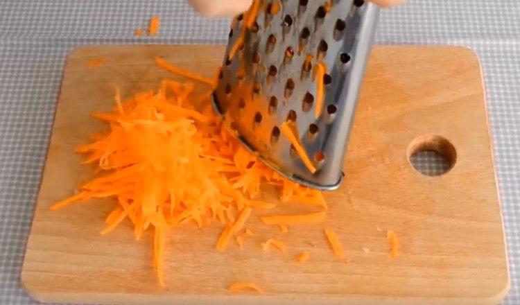 Auf einer groben Reibe reiben wir Karotten.