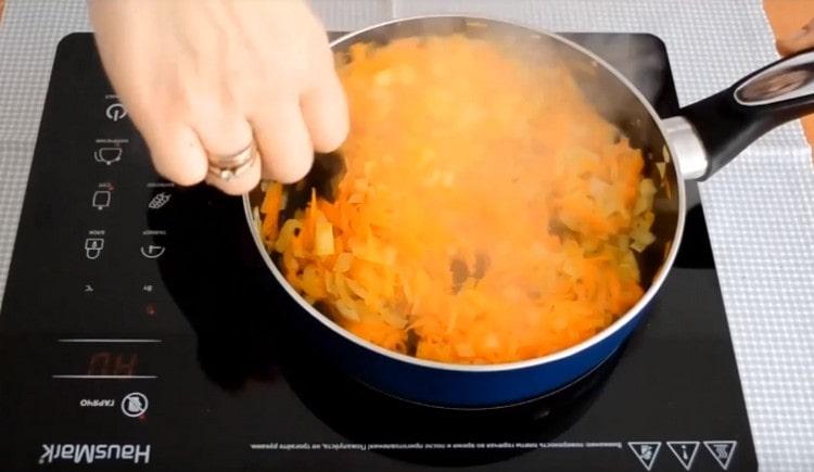Zwiebeln und Karotten kochen.