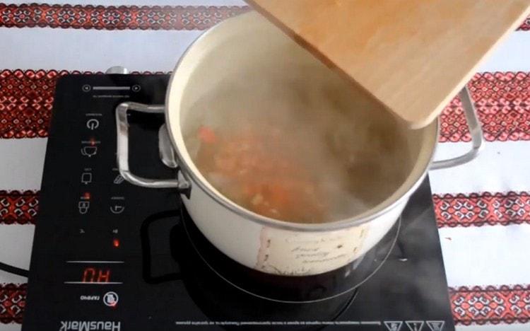 Βάζουμε ψιλοκομμένο πιπέρι σε μια κατσαρόλα.