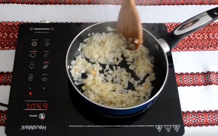 Friggere le cipolle tritate in una padella con olio vegetale.