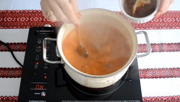 Aggiungi la salsa tkemali e i condimenti alla zuppa.