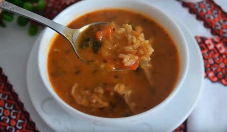 Wie Sie sehen können, ist die klassische Rindfleisch-Kharcho-Suppe mit Reis einfach zuzubereiten.