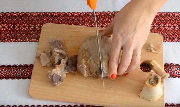 Tagliare la carne in porzioni.