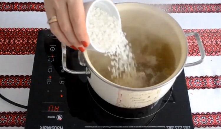 Προσθέστε ρύζι στη σούπα.