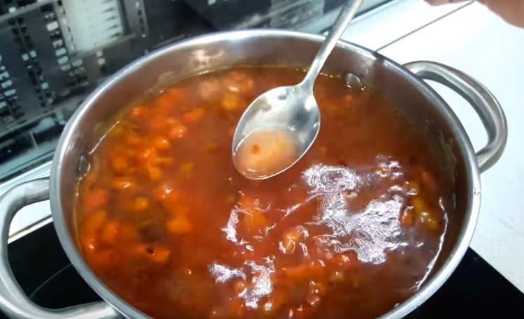 Wir probieren die Suppe als Salz, fügen Salz hinzu, wenn nötig.