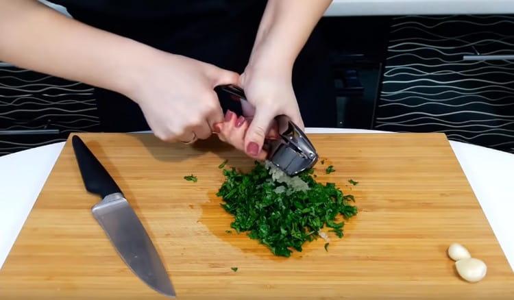 Spremi l'aglio direttamente sul coriandolo tritato e mescola nuovamente tutto accuratamente.