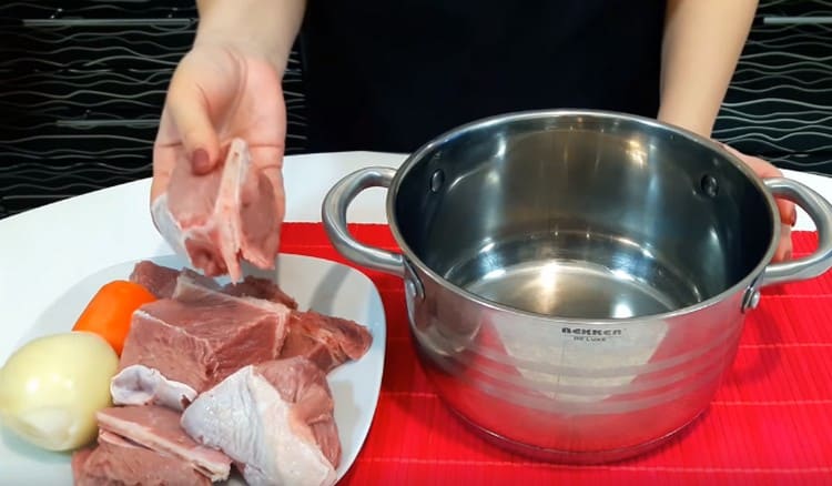 Για αυτό το πιάτο πρέπει να κόψετε το κρέας στα οστά.