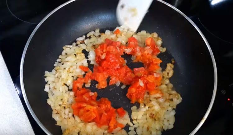 Lisää hienonnettu tomaatti sipuliin pannulla.
