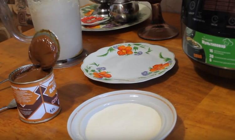 Öntsön egy mandót egy tálba a sajttorta zsemlemorzsa számára, nyisson meg egy üveget főtt sűrített tejjel.