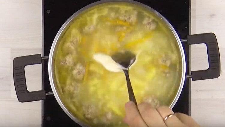 В края добавете крема сирене към супата.