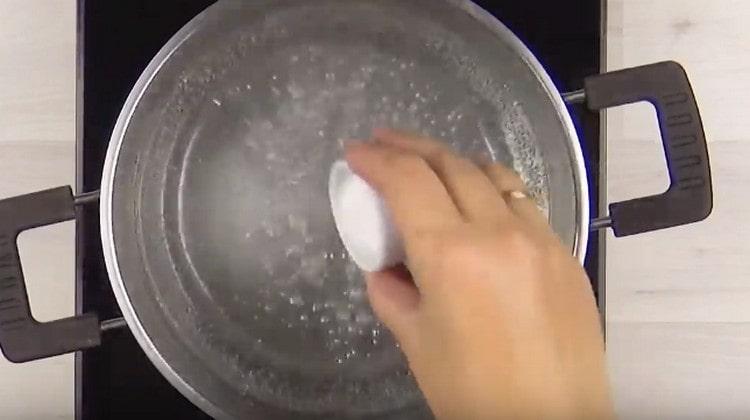 Веднага добавете сол към водата.